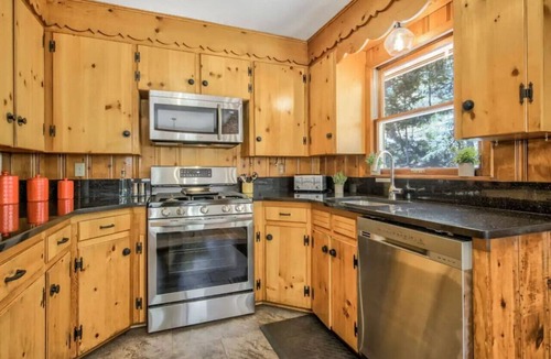 Cascade-Chipita Park Cabin | Adventurer's Hot Tub Retreat