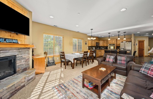 Kellogg Condo | Alpine 2Bdrm Suite: Fireplace, Views, Sauna & Indoor Parking