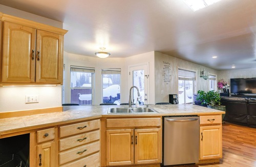Bayshore - Klatt House | Anchorage Home ~ 8 Mi to Downtown!