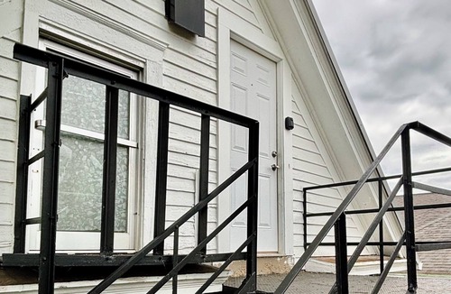 Athens Apartment | Athenian Apartment-Uptown:1 block to Court Street & 2 blocks to College Green.