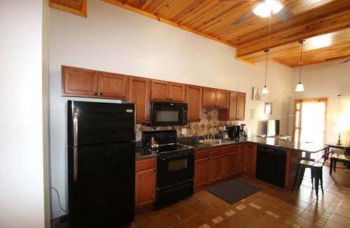 Athens Apartment | Athens City 2 bedroom, 1 bath, in town, walk to restaurants, FREE WiFi, Parking
