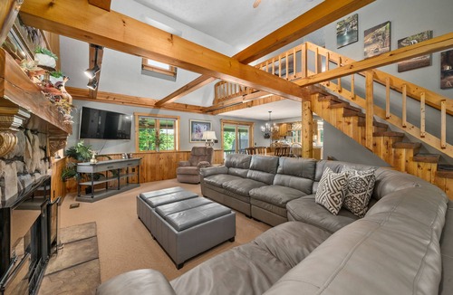 Logan Cabin | Avalon Villa-Panoramic Lake Views-Hot Tub-Game Room-Kayaks-Canoes-Bikes-Play Grd