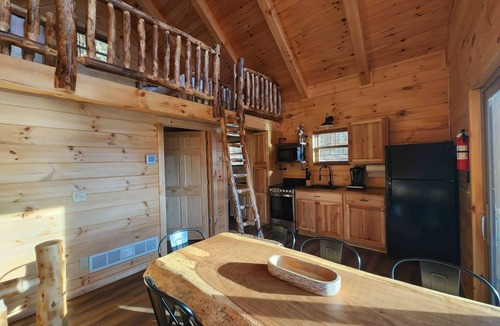 Scio Villa | Banff/Hot Tub-Lakeview -Pet friendly-8 Person Lodge