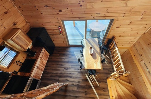 Scio Villa | Banff/Hot Tub-Lakeview -Pet friendly-8 Person Lodge