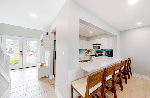 Heron Harbour Isle House | Bayfront townhome with 3 balconies, a shared pool & only 5 blocks to the beach
