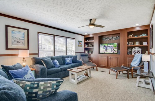 Chincoteague House | ‘Beach Bay Pony Place’ w/Ponies: 1 Mi to Water!