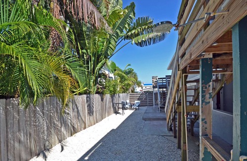 Ilexhurst Condo | Beach Cottage Vacation Rental on Anna Maria Island walking distance to beach