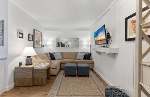 Avalon Apartment | Beachcomber Resort