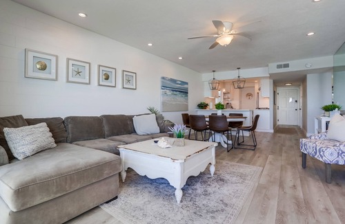 Townsite Condo | Beachfront Family Dream! On the strand in Oceanside - Pet friendly!