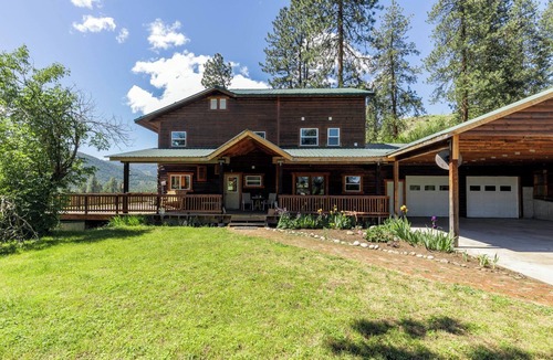 Kettle Falls House | Beautiful 5-bedroom log home with spacious rooms and rustic charm.