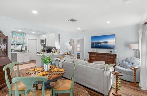 Tropic House | Beautiful Melbourne Home w/Cozy 3BR, Private backyard & Screened-in Patio! 🌴