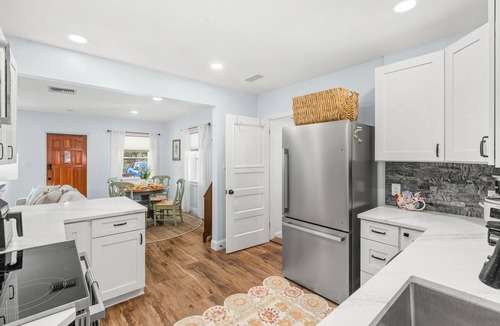Tropic House | Beautiful Melbourne Home w/Cozy 3BR, Private backyard & Screened-in Patio! 🌴