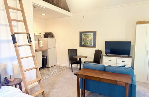 Mid-Wilshire Cottage | Beautiful, Private Guesthouse Cottage in the Heart of L.A - Free, Easy Parking
