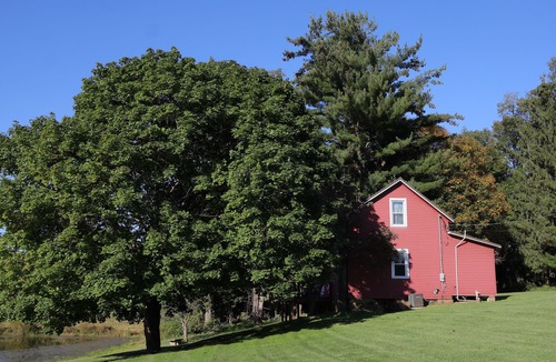 Freeport Cottage | Beautiful Private Lakefront Cottage with Hot tub