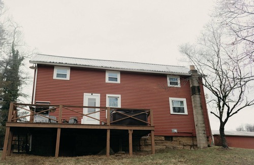 Freeport Cottage | Beautiful Private Lakefront Cottage with Hot tub