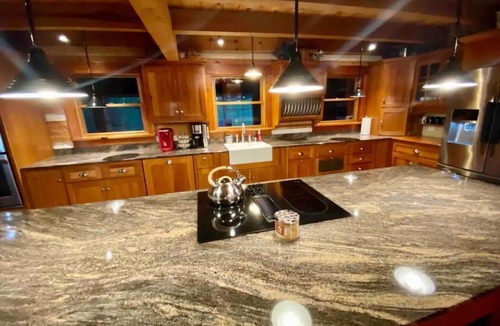 Bladensburg Cabin | Beautiful, Secluded Luxury Cabin with relaxing hot tub.