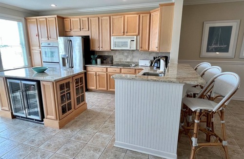 Sunset Island House | Beautiful Townhouse @67th, 2 Pools, FREE Linens/Towels, Grill, Baby Crib too!