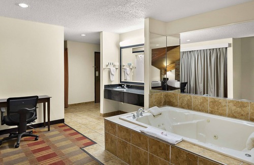 Hebron Hotel | Best Western Lakewood Inn