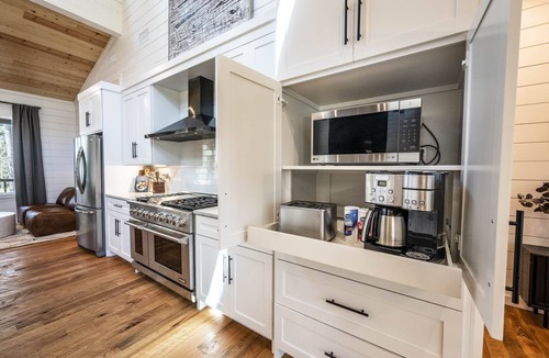 Broken Bow Cabin | Beyond Expectation- Modern cabin-2 minute walk to Restaurants & Entertainment!