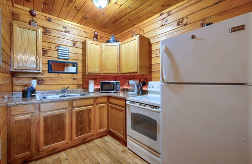 Logan Cabin | Blue Rose Cabins - Pine Ridge Cabin