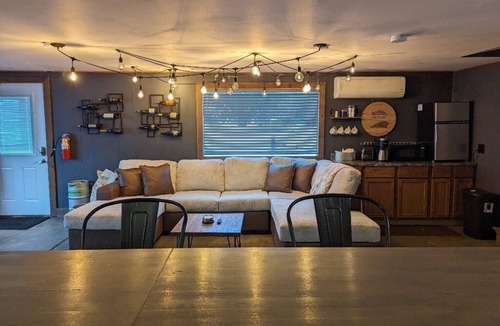 McFarland House | Boho & Rustic Getaway ~ King Bed ~ Near Madison!