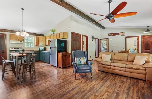 New Plymouth Cottage | Boondocks Bungalow | Hocking Hills