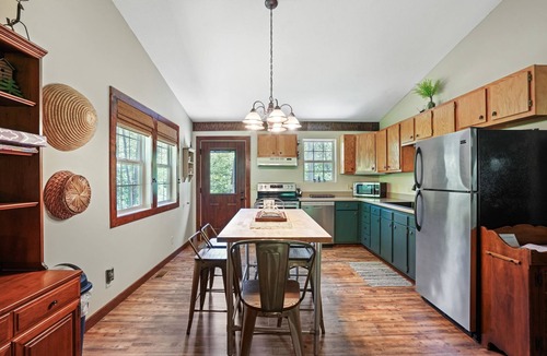 New Plymouth Cottage | Boondocks Bungalow | Hocking Hills