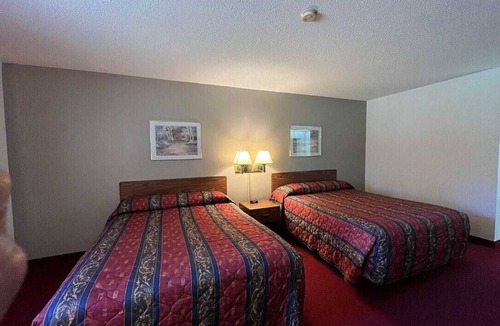 Boulder Junction Hotel | Boulder Bear Motor Lodge - Two Queen Beds 105 Front