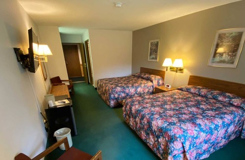 Boulder Junction Hotel | Boulder Bear Motor Lodge - Two Queen Beds 105 Front