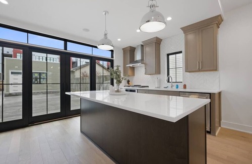 Weinland Park House | BRANDNEW LuxeTownhome Short North w/coveredTerrace