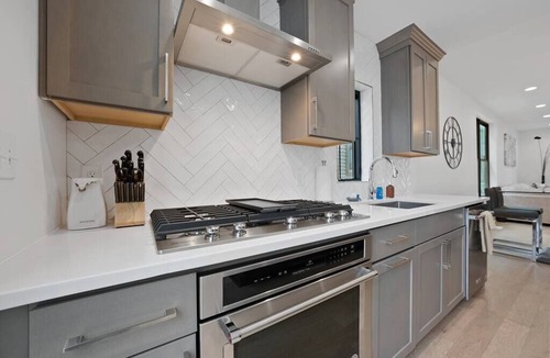Weinland Park House | BRANDNEW LuxeTownhome Short North w/coveredTerrace