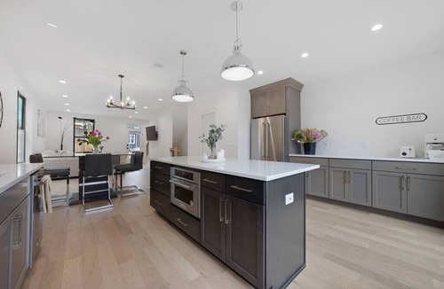 Weinland Park House | BRANDNEW LuxeTownhome Short North w/coveredTerrace