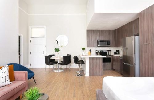 Gaslamp Quarter House | Bright 2BR Loft Sleeps 7 with Full Kitchen and Fast WiFi