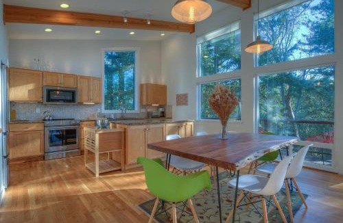 Eastsound House | Bright, Contemporary, Walk to Town, Cafes & Beach