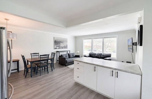 Grantham House | Bright Designer 2BR Bungalow - Private Deck & Yard