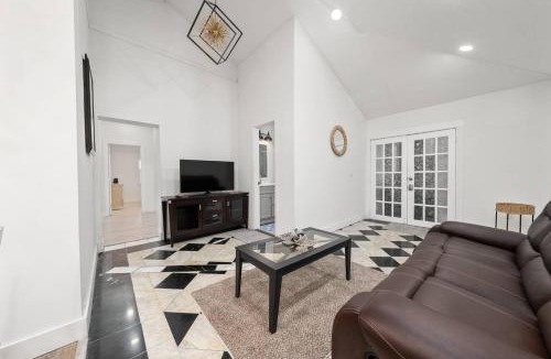 Sanford Apartment | Bright Modern Home