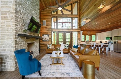 Golden Cabin | Broken Bow Getaway: Hot Tub, Fire Pit & Games!