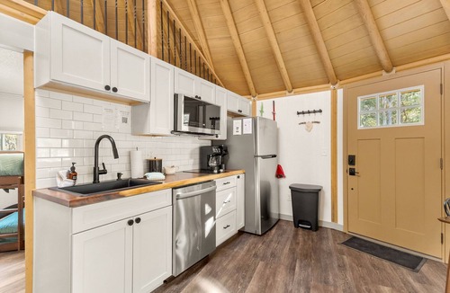 Canyon Lake Cabin | Bronco Modern Yurt‑Cabin w/Hot Tub + Swings