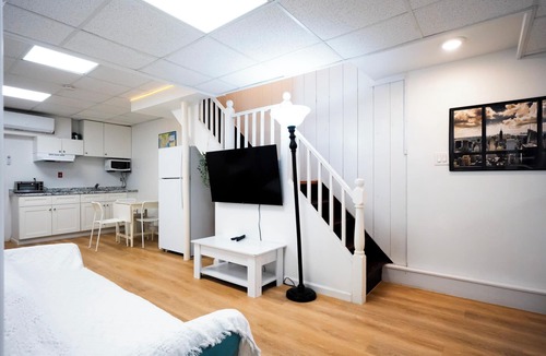 Queens Apartment | Budget Comfort Home on Main St with Free Parkings