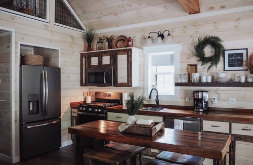 Stone Creek Cabin | Cabin Retreat on quiet back road in Amish Country with hot tub