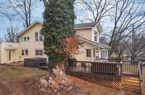 Nashport Cottage | Canary Cottage: Pet and Family friendly