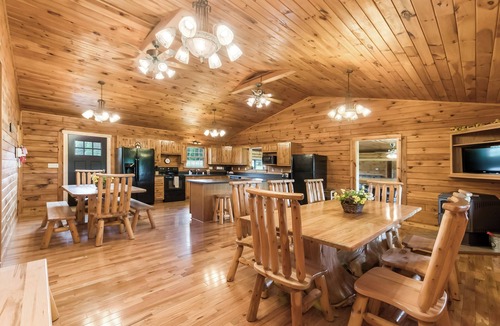 Logan Cabin | Cedar Hill Lodge 7 bedroom lodge up to 30 guests, 65 acres 1/2 mile from Old Man's Cave