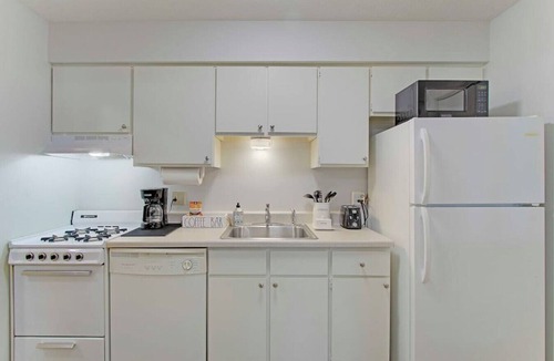 North Canton Apartment | Central & Cozy 1BR near Hall of Fame/Airport