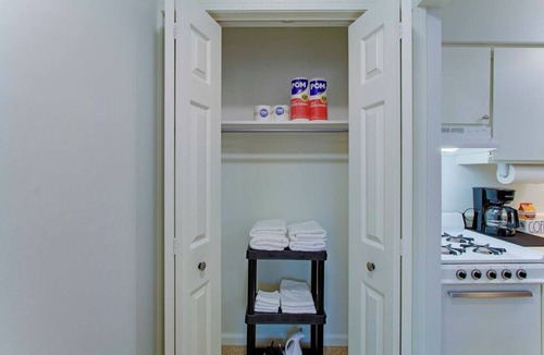 North Canton Apartment | Central & Cozy 1BR near Hall of Fame/Airport