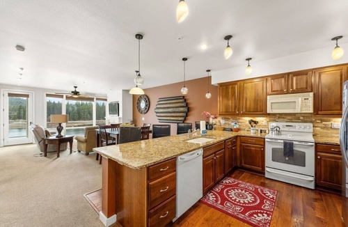Post Falls Condo | Central Post Falls Condo with River View & Balcony BBQ