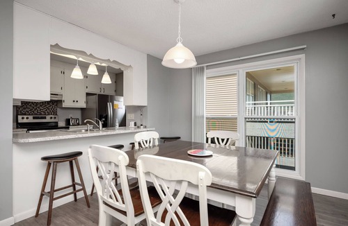 Long Beach House | Changes in L'Attitude: Ocean Views and a Short Walk to the Sand