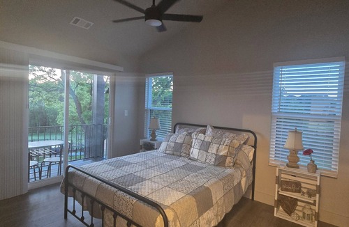 Seneca House | Charming 1-bedroom farmhouse in marvelous Seneca with WiFi, AC