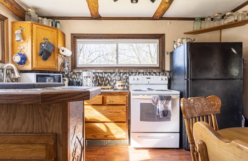 Pomeroy Cabin | Charming 2-bedroom Cottage,rural Southern Ohio. Porch & yard. Pet & kid friendly