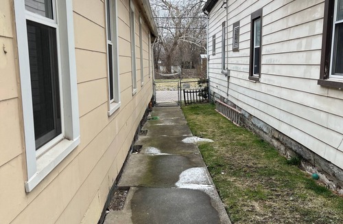 South Broadway House | Charming 2-bedroom house with WiFi, AC near downtown Cleveland, Pets Stay Free