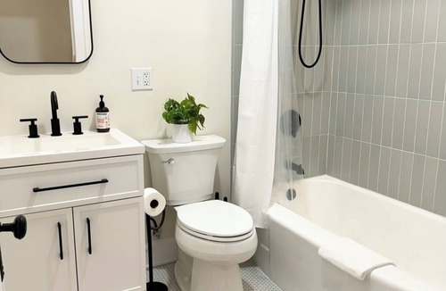 Lakewood House | Charming 2-bedroom house in Lakewood with WiFi access